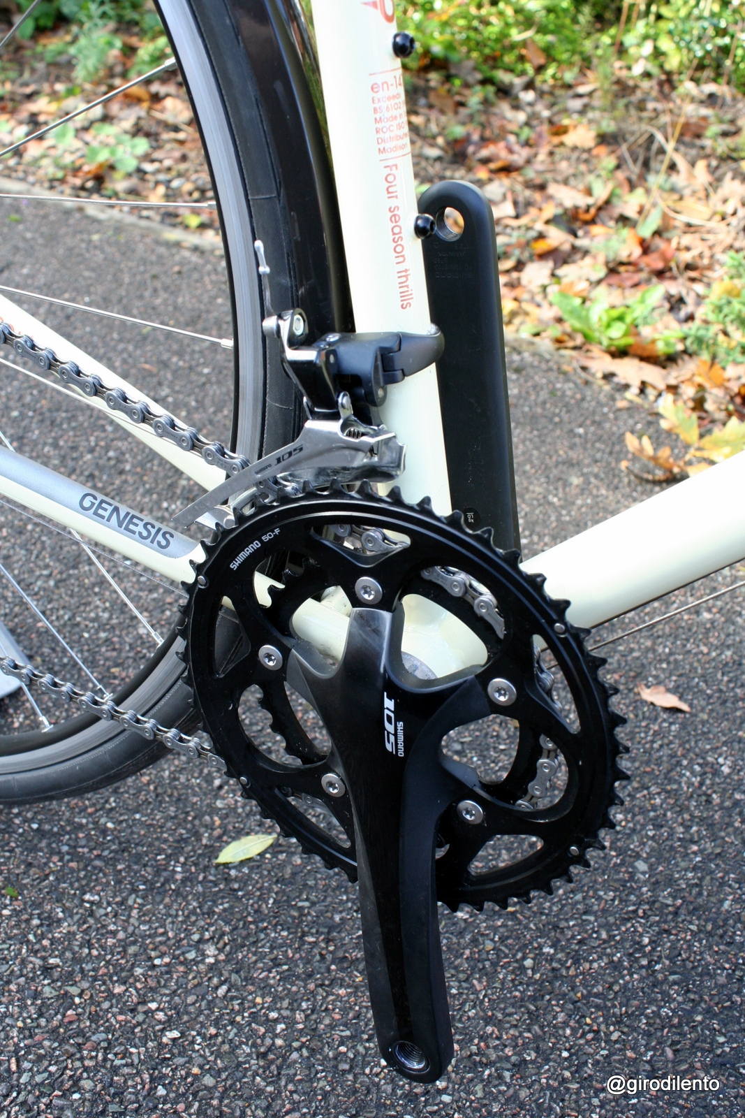 Shimano 105 in black goes very well with the colours of the bike