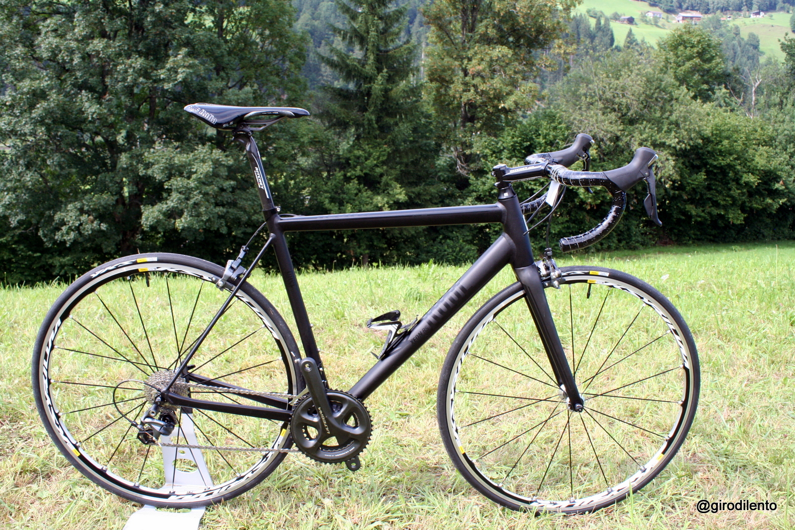New superlight Rose Xeon RS seen here in anodised black with Ultegra 6800