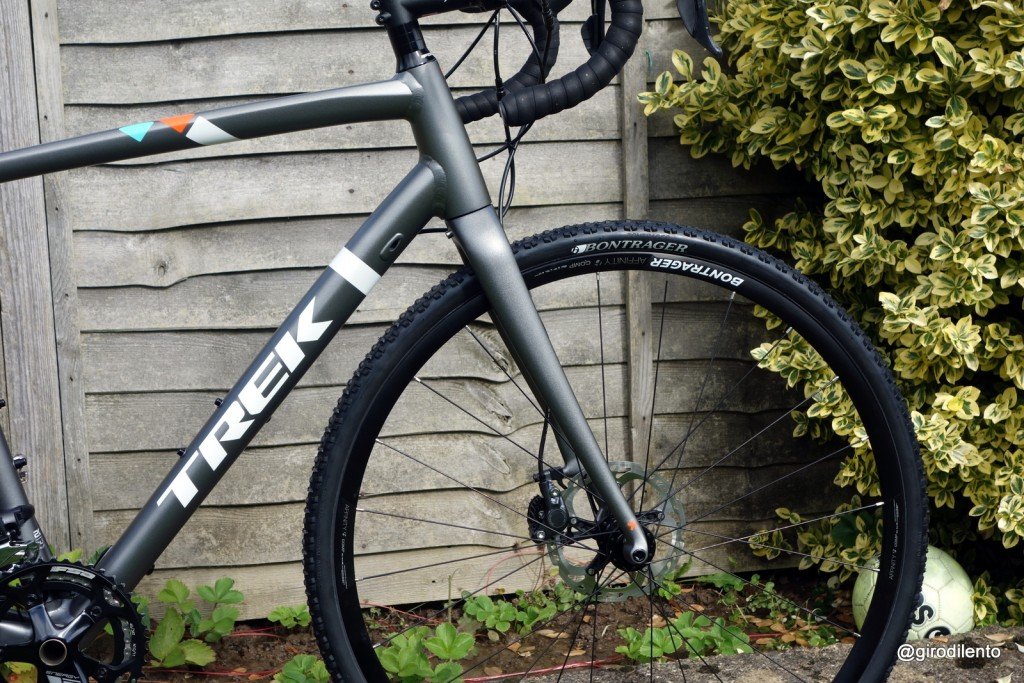 The Crockett 9 features a full carbon fork with tapered steerer and 15mm through axle